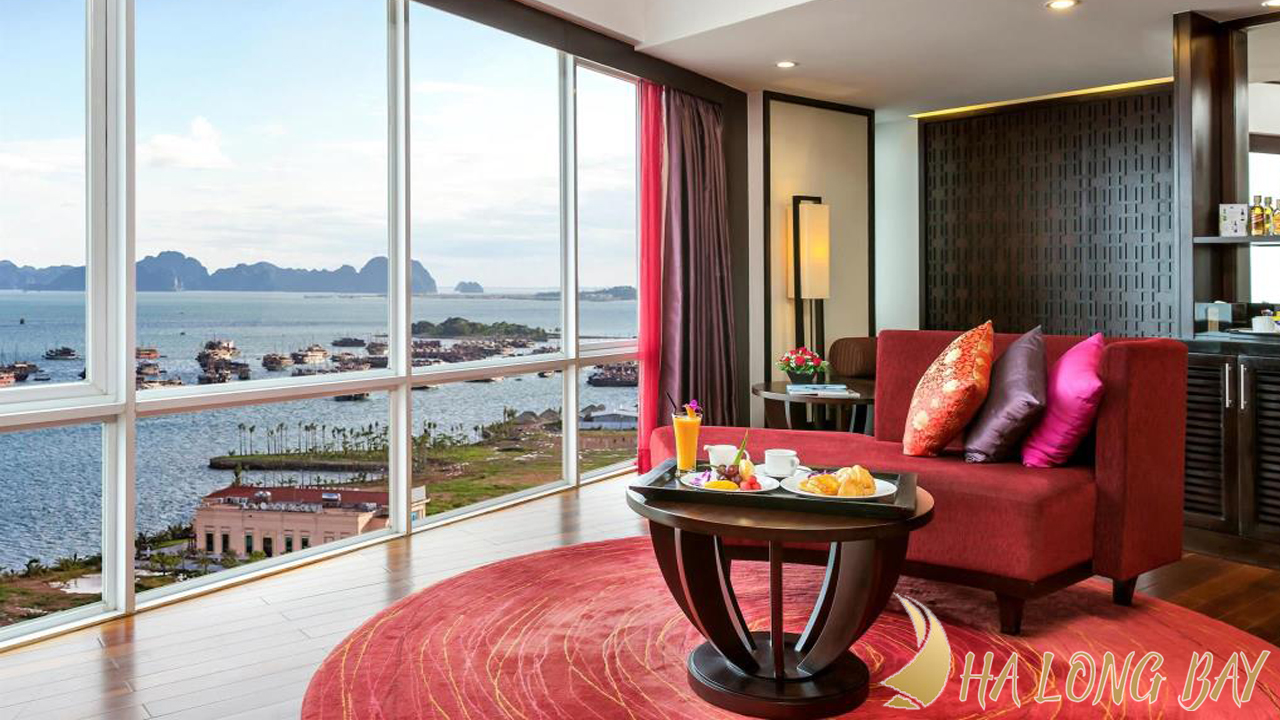Cảnh quan vịnh Hạ Long nhìn từ phòng nghỉ khách sạn