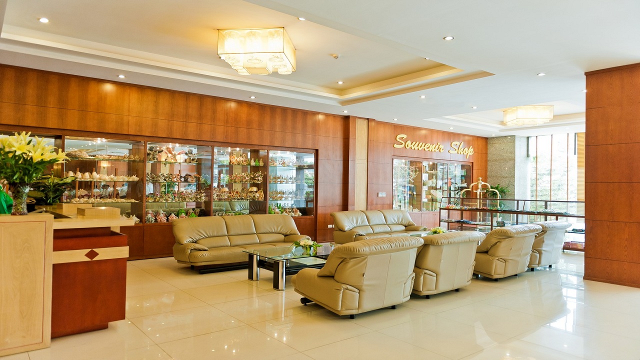 Quầy hàng lưu niệm nằm ngay tại sảnh chính của khách sạn Bạch Đằng Hạ Long