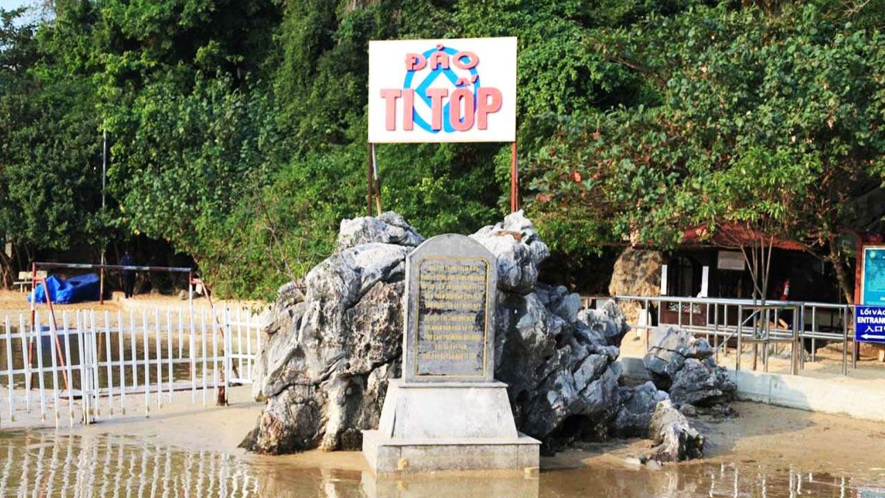 Bạn có thể tìm hiểu lịch sử của đảo Ti Tốp ngay trên phiến đá được dựng ở trước đảo