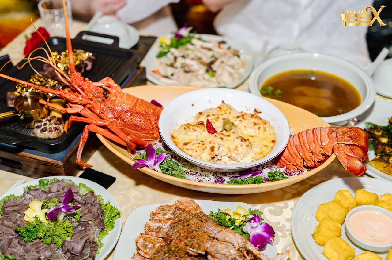 Menu đa dạng với hơn 100 món ăn phong cách Á- Âu đẳng cấp.