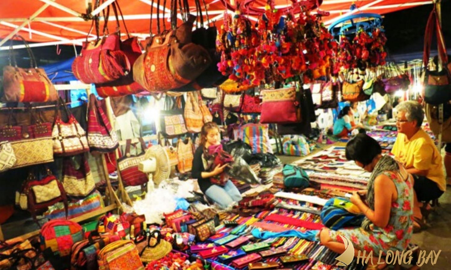 Chợ đêm Hạ Long - Khám phá nơi mua đồ lưu niệm "Vịnh di sản"