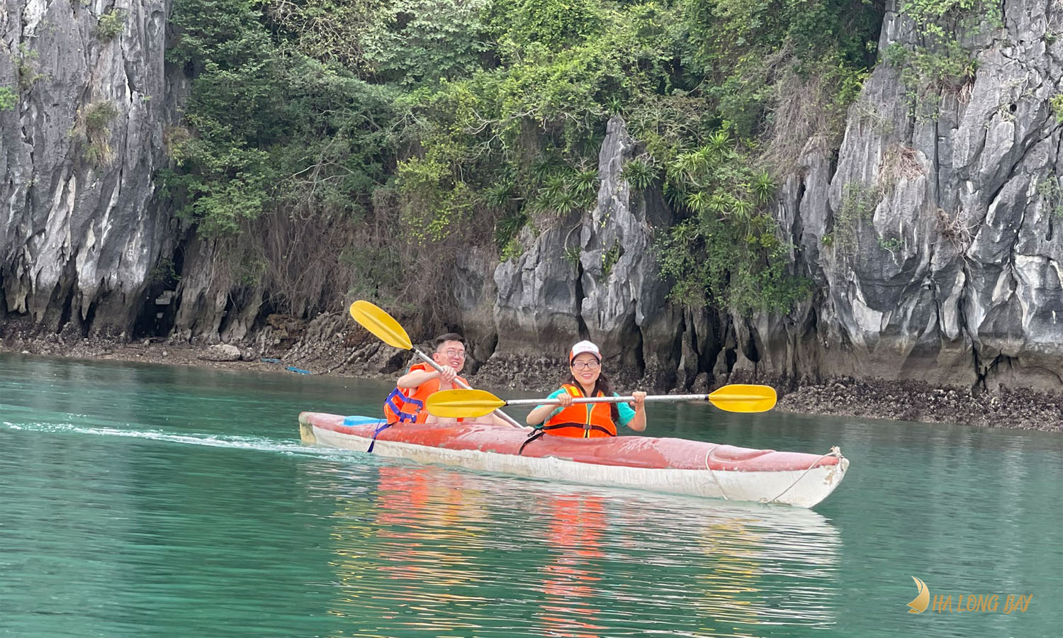 Chèo kayak trên Vịnh Lan Hạ là hoạt động hấp dẫn mọi du khách